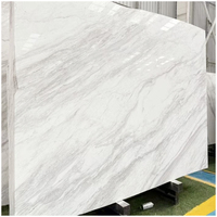 Dalles de marbre blanc classique grec Volakas, 18 mm d'épaisseur, polies, pour sols et murs de salles de bain et cuisines dans les villas et hôtels