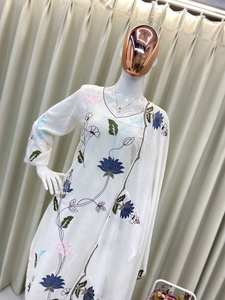 Ensemble Kurta ethnique d'été pour femmes Tissu confortable avec motif brodé de lotus pour les fêtes kurta - Product Image 2