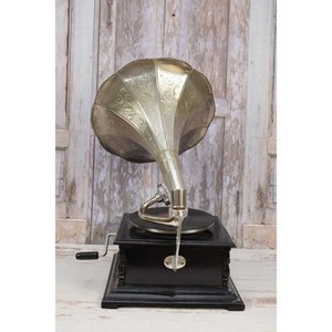 El gramófono combinaba latón pulido y madera creando una apariencia estética entre la precisión fría y la nostalgia cálida. - Product Image 5