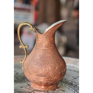 Jarras de cobre puro aptas para el almacenamiento diario de agua potable que ofrecen una auténtica elegancia de cocina de inspiración vintage. - Product Image 4