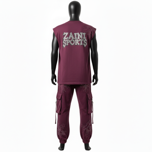 Ensemble 2 pièces pour homme : haut sans manches en molleton de coton et polyester premium GSM et pantalon cargo jogger bordeaux avec logo en strass - Product Image 2