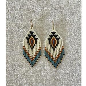 Elegantes pendientes de cuentas de semillas de cristal hechos a mano para novias - Product Image 4