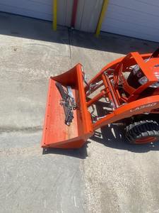 Mini tracteur d'occasion Kubota BX23S avec chargeur frontal et pelleteuse à alimentation directe - Product Image 3