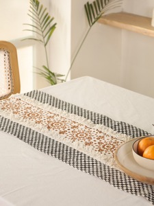 Chemin de table double couche en toile slub premium imprimée au bloc, motif floral, avec pompons, style damassé tissé, noir floral pour salle à manger - Product Image 6