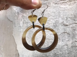 Pendientes de botón de cuerno tallado a mano con motivo floral de diseño contemporáneo con efectos de mármol para un toque femenino - Product Image 4