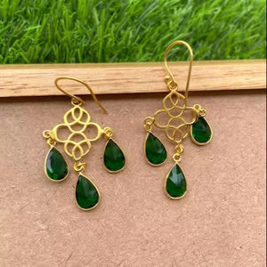 Boucles d'oreilles en quartz vert, laiton, bijoux faits à la main, certifiées IGI, Surgyan Saini, saison estivale, mariage - Product Image 1
