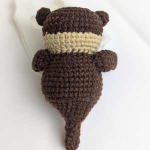Muñeca de nutria de ganchillo decorativa hecha a mano para escritorio o exhibición de habitación - Product Image 4