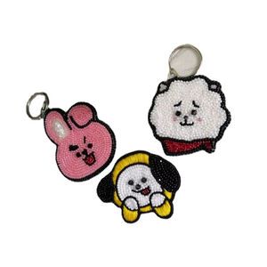 Beau logo de conception de dessin animé porte-clés perlé de graines colorées et accessoires de sac d'Inida - Product Image 1