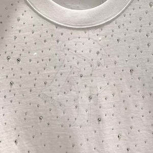 T-shirt à strass de couleur unie fabriqué au Pakistan pour hommes Tissu doux conçu avec des caractéristiques respirantes et légères - Product Image 4