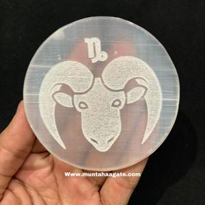 Belle PLAQUE DE CHARGE EN SÉLÉNITE GRAVÉE DU ZODIAQUE CAPRICORNE AGATE MUNTAHA Forme de cercle blanc avec cristal cristallin - Product Image 1