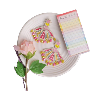 Boucles d'oreilles brodées multicolores, uniques, fabriquées à la main, à motifs floraux aux tons brillants, élégantes et à la mode. - Product Image 5