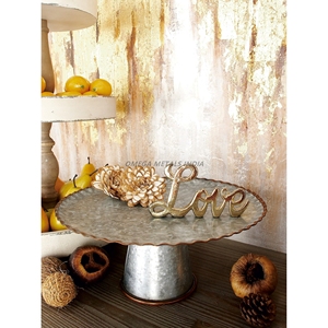 Elegante bandeja de servicio de metal de tres niveles en gris rústico con mango decorativo Ideal para exhibir frutas y golosinas - Product Image 2