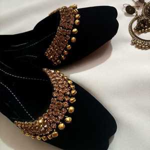 รองเท้าคุสซ่า จุตติ ผู้หญิง สไตล์อินเทรนด์ ปี 2025 ผลิตโดย AA IMPEX งานแฮนด์เมดจากปากีสถาน รองเท้าพันจาบ วัสดุหนังพิเศษ - Product Image 2