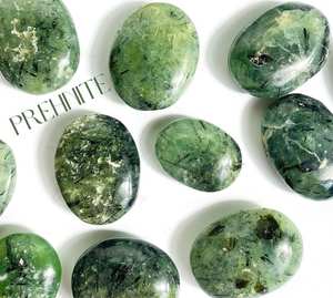 Venta al por mayor Natural Prehnite Epidote Palm Stones Healing Crystal Stones para la armonía y la curación emocional Prehnite Palm Stone - Product Image 2