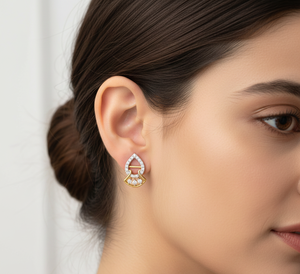 Boucles d'oreilles en or de style vintage avec diamants taille poire pour les fêtes - Product Image 2