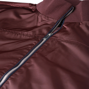 เสื้อแจ็คเก็ตวาร์ซิตี้ผู้ชาย สีเบอร์กันดี ผ้าซาตินเนื้อเรียบ คอตั้ง ผ้าไหม สำหรับฤดูหนาว พิมพ์ลาย โลโก้สั่งทำได้ - Product Image 2