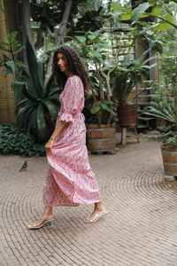 Robe d'été rose florale, imprimée à la main, corsage smocké, coton biologique, robe éthique pour femmes - Product Image 2