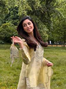 Conjunto de Salwar Kameez Corto por Encima de la Rodilla, Color Amarillo Pastel, Bordado, de Lujo, con Dupatta, en Tela Chifón y Georgette - Product Image 3