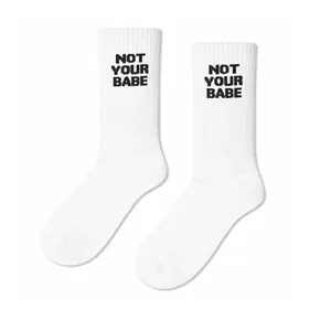 Chaussettes blanches unisexes imprimées avec le slogan 'Not Your Babe', respirantes pour un usage quotidien - Product Image 1