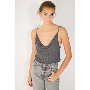 Top Casual de Mujer con Bordado de Piedras, Cuello Tipo Capucha, Tejido de Viscosa, Moda de Verano, Corte Holgado, Media Manga, Logotipo Frontal, para Oficina - Product Image 3