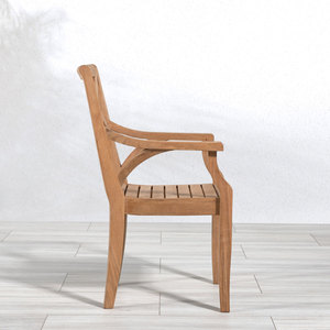 Sillas de comedor para exteriores hechas de madera de teca maciza con color natural de teca y acompañadas de un modelo de jardín para exteriores. - Product Image 3