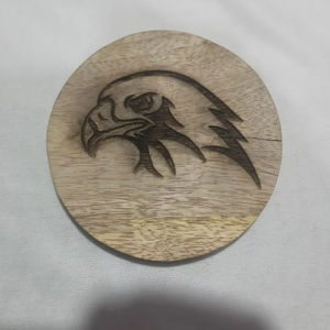 Sous-verre rond en bois de manguier avec gravure d'aigle - vente en gros - décoration de salle à manger - Product Image 1