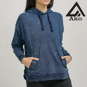 Sweat-shirt à capuche en molleton bleu délavé personnalisé avec poche avant, cordon de serrage, style streetwear décontracté, coupe ample, par Ako - Product Image 1
