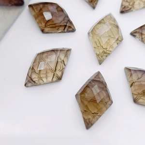 Pierre précieuse en quartz fumé sculptée à la main, forme fantaisie, pierre en vrac, dos de la pierre entrecroisé - Product Image 2