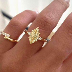 Bague de fiançailles élégante et tendance en diamant de laboratoire de forme marquise, jaune fantaisie, clarté VVS, certifiée IGI, or blanc, or rose, jaune - Product Image 4