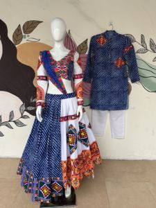 Impresión digital de muselina pesada recién lanzada con Ready Kutchi Mirror Lace lahenga choli colección cosida completa - Product Image 4