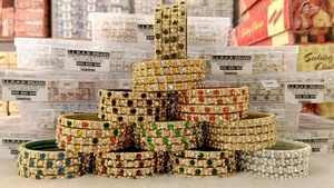 Élégants bracelets Rajwadi pour femmes en alliage de zinc en métal avec perle en forme de boule à la mode principale parfaite pour le festival de mariage et l'usure quotidienne - Product Image 5