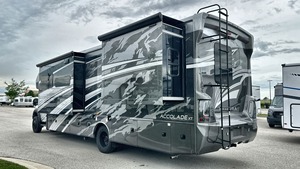 Autocaravana E-n-t-e-g-r-a C-o-a-c-h Accolade XT 35L 2023 usada, lista para vender - Product Image 2