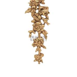 Décoration murale en laiton antique avec un design de ruban floral orné et des détails artisanaux dans un style vintage élégant - Product Image 2