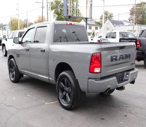 Impressionnant RAM 1500 Classic Express Crew Cab 4WD 2022 d'occasion, faible kilométrage, en stock, offert à un prix incroyable - Product Image 6