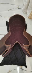 Sillín de equitación inglés profesional de cuero sintético con armazón de madera y doble banda de vientre para equitación de resistencia - Product Image 3