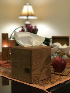 Porte-boîte à mouchoirs artisanal en matériaux organiques, design floral poli au toucher réel, forme naturelle, anti-poussière pour salon - Product Image 4