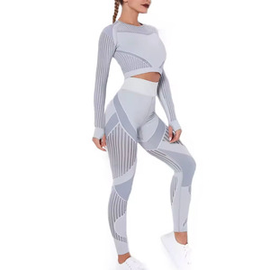 Ensemble d'entraînement sans couture à manches longues avec panneaux en maille respirante et haut court à trou pour la gym et la course à pied ensembles de yoga pour femmes - Product Image 4