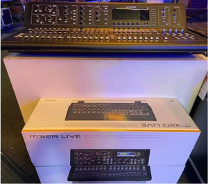 Nouvelle console de mixage audio numérique M32R en stock avec boîtier de scène DL32 et câble Cat5 de 150 pieds - Product Image 1