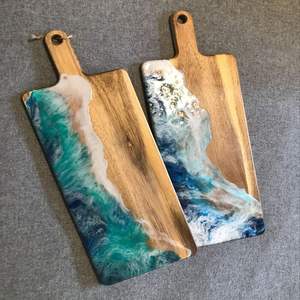 Planche à découper en résine fabriquée à la main avec une rivière en résine bicolore idéale pour hacher les légumes et servir avec style - Product Image 2