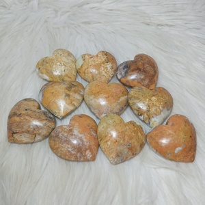 Venta al por mayor Natural Indonesia Bumble Bee Sulawesi alta calidad 4X4X2 cm pequeño corazón gemas de cristal para la curación artesanal - Product Image 1