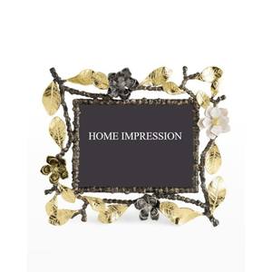 Lujoso marco de fotos de metal de aluminio con acabado pulido y diseños florales perfecto para exhibir fotos de boda o compromiso - Product Image 4