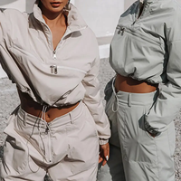 Ensemble jogging streetwear deux pièces pour femme, veste courte légère à demi-zip et pantalon, collection Hiver 2024