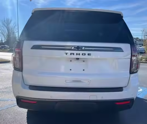 <span class=keywords><strong>Chevrolet</strong></span> Z71 4x4 d'<span class=keywords><strong>occasion</strong></span> 2023, blanc, <span class=keywords><strong>automatique</strong></span>, intérieur cuir foncé, moteur essence V8 4L, jantes en alliage d'aluminium R20, conduite à gauche - Product Image 2