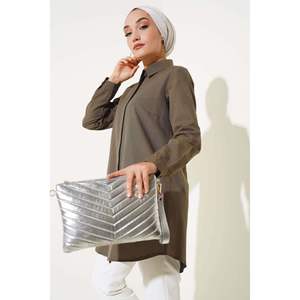 Camisa caqui de Cuello clásico con tops modestos de corte ovalado - Product Image 1