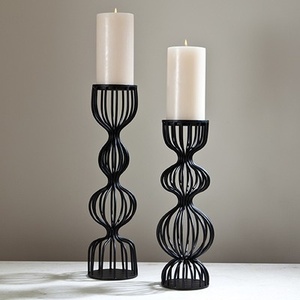 Portavelas de hierro negro adornado diseñado para la decoración tradicional del hogar temas vintage o estética interior clásica - Product Image 3