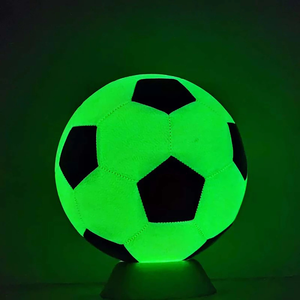 Ballon de football en PU noir qui brille dans le noir, taille 5, ballon de football lumineux avec logo de valve d'air réfléchissant, style en gros, Sialkot - Product Image 4