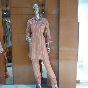 Intriguant Rose Patchwork Design Femmes Co-sets Brodé Partywear Tops et Jupes Au-dessus Du Genou Longueur Pour Les Occasions Spéciales - Product Image 1