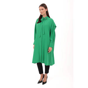 Chemisier vert pour femme avec détail cape au dos et col brodé, 100 % polyester, design à nouer pour un usage quotidien - Product Image 1
