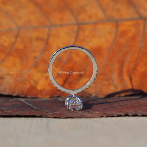 แหวนหมั้นเพชรที่เจียระไนจากมรกตเป็นของขวัญครบรอบปีที่ทำจากเพชรชุดรัศมีที่ซ่อนอยู่ของเธอแหวนเพชร CVD - Product Image 6