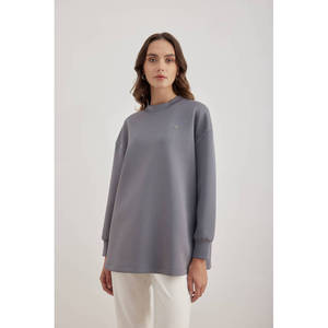 Chemisier en tricot gris brodé avec emblème Cocoon - Product Image 1